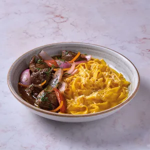 Lomo Saltado Con Fetuccini A La Huancaína