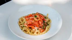 Fetuccini con Salmon Ahumado y Camarones