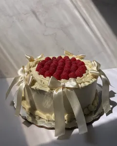 Pastel personalizado con topping de frambuesas