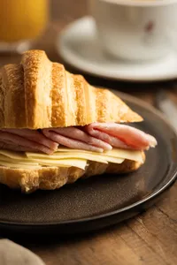 Croissant jamón y queso