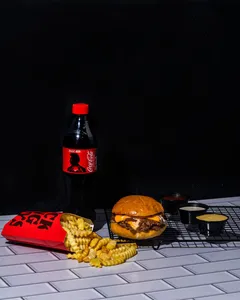 Triple Cheese Burger + Papas + Bebidas