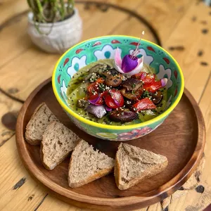 Hummus con vegetales asados + pan de masa madre APLV, Sin Soya