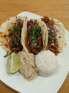 Tacos de seitan mechado con salsa roja