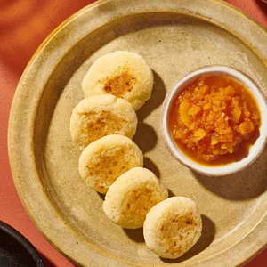 Porción de arepas con hogao