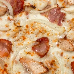 Pizza Pollo BBQ con pollo, tocino, cebolla, queso mozzarella y salsa BBQ.