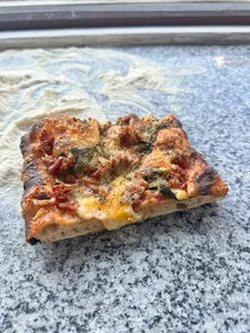 Trozo individual Longaniza y albahaca