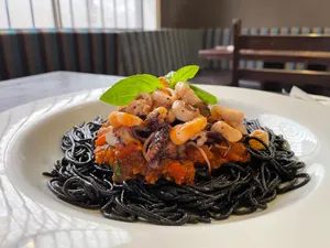 Spaghetti con Tinta de Sepia y Marisco