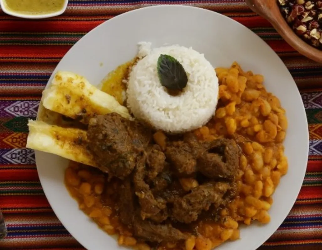 Seco a la norteña con frejoles y yuca Seco a la norteña con frejoles y yuca