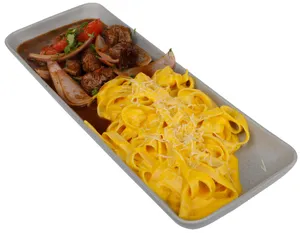 Fettucine A La Huancaína Con Lomo Saltado (Fusión)