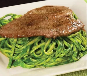 Tallarin verde con churrasco