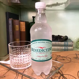 Agua sin gas