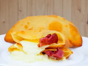 Queso gouda y tocineta Americana