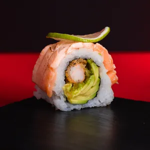 Sake Flameado Roll Golden envuelto en salmón flameado con camarón furai, palta y un toque de limón. Sakai Sushi Providencia.