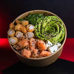Gohan Sakai Maestro Bowl con Salmón fresco, camarones furai crujientes, roseta de palta fresca, queso crema y cebollín sobre arroz. La Carga Épica Definitiva.