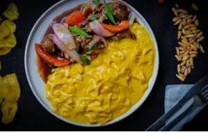 Tallarin ala huancaina con lomo saltado