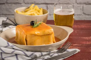 Francesinha Completa, + Papas Fritas + Club Colombia