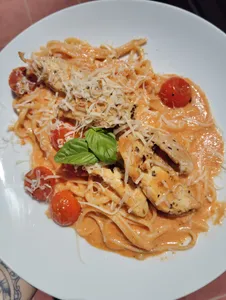 Pasta rosa con pollo y champiñón + entrada y postre.