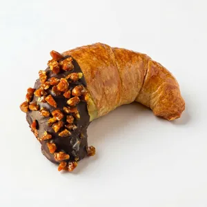 Medialuna con punta bañada en delicioso chocolate alfajor y cubierta por maní crocante