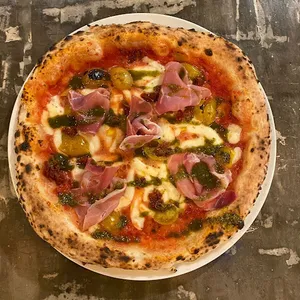 Pizza Prosciutto e Pesto