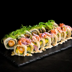20 PIEZAS CON CEVICHE ROLL