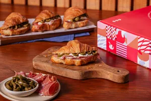 10 MiniCroissant Jamón Serrano, Queso Crema y Aceitunas V.