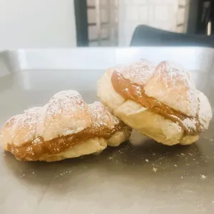 Medialuna Rellena con Manjar