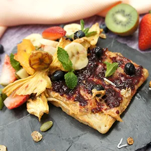 Waffle De Frutas Y Mantequilla De Maní