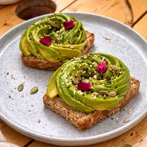 Tostadas con palta laminada, de pan de masa madre con palta laminada y semillas. 2 unidades