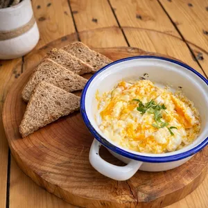 Paila de huevos de gallinas libres + pan de masa madre