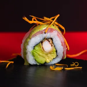 Acevichado Ebi Roll Nikkei envuelto en atún con salsa acevichada de cilantro y papa camote en hilos, relleno de camarón furai y palta. Sakai Sushi Providencia.
