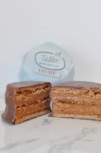 Alfajor de Manjar, bañado en Chocolate de Leche.