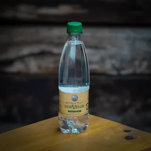 Agua sin gas