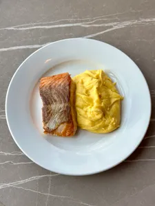 Salmón con puré de papas y ají amarillo