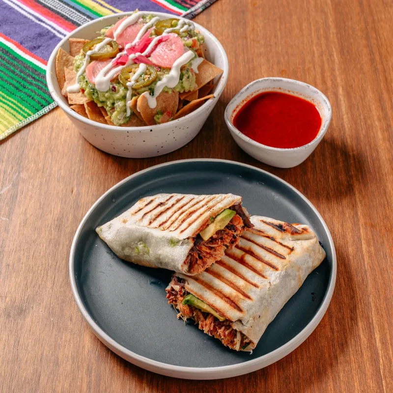 Dúo Burrito + Totopos