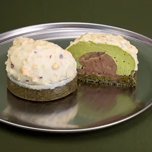 Pastel de Matcha con chocolate en Pasteleria Helene & Martin Viña del Mar
