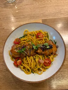 Fideos al wok sin gluten con pollo a la parrilla
