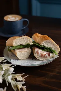 Baguette Serrano, Queso y Rúcula