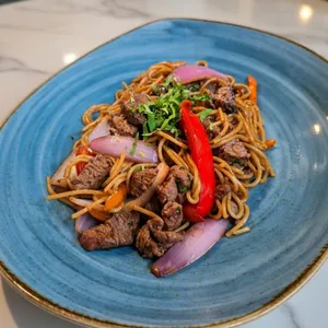 Spaguetti con lomo saltado