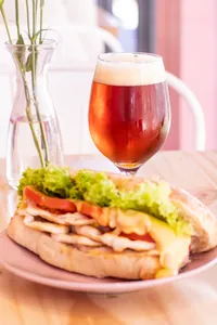 Sandwich o hamburguesa + cerveza