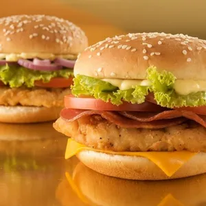 Hamburguesa de res con papa gajo