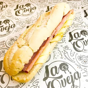 Sándwich queso tomate albahaca