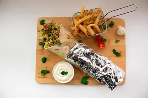 Menú para 1C: Un Shawarma Goliat acompañado con papas fritas y lata de bebida