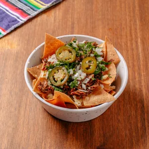 Totopos con Birria (carne mechada)