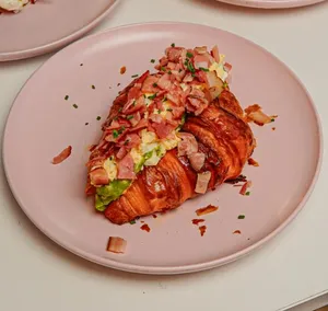 CROISANT CON PASTA DE HUEVO Y TOCINO