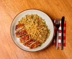 Chaufita capón con Pollo leña