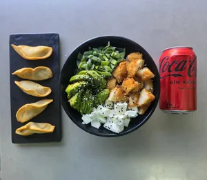 Elige tu gohan + bebida + 5 gyozas