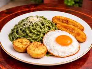 Tallarines verdes con huevo y plátano