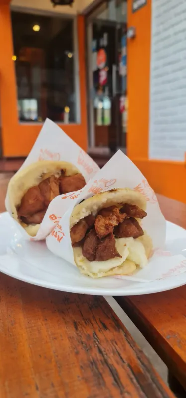 Porción Arepas de cochino frito queso de mano