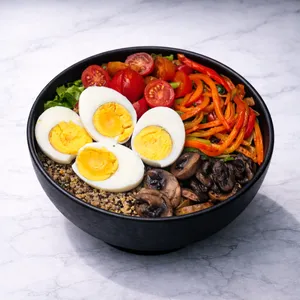 Ensalada de huevos y quinoa
