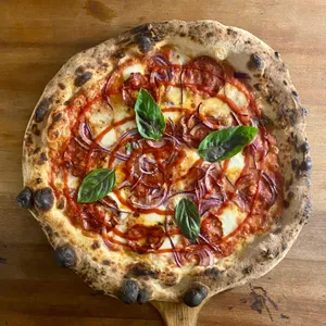 Pizza Pepperoni Sriracha + Palitos Gratis
